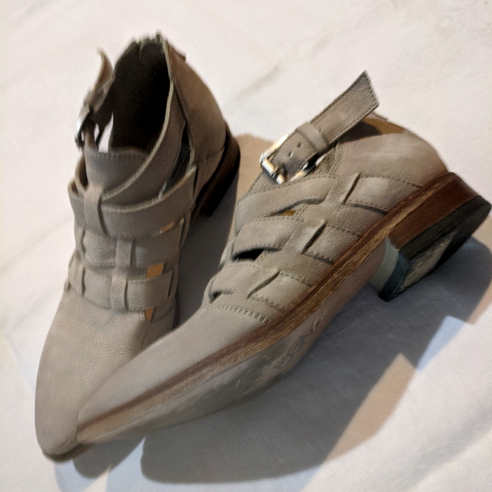 CLARKS SUEDE ANKLE BOOT FISHERMAN